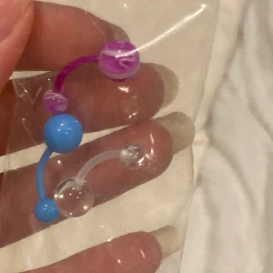 Navel piercings i akryl - Tre stycken helt oanvända navelpiercings i akryl (helt nickelfria och allergivänliga). En blå, en rosa o en ”clear”. 15 kr styck / 40 kr för alla 💗💙🤍