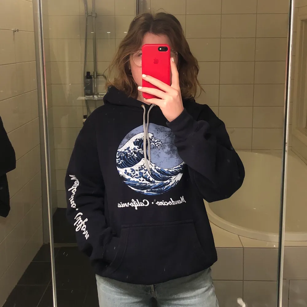 Vääärldens skönaste hoodie köpt i kuststaden Mendocino i Kalifornien i våras. Lite fodrig insida och rätt tät utsida så att är vädertålig utan att vara för varm!. Hoodies.