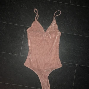 Rosa/champagne body  - 🐙 Body i storlek small från bikbok. Pris 50kr + frakt🐙 färgen är ljusrosa/champagne🐙