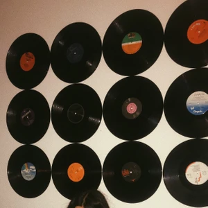 VINYL SKIVOR - SÄLJER VINYL SKIVOR                                                           3 skivor - 150kr                                                                      4 skivor -175kr                                                                        5 skivor - 200kr                                                               6skivor - 225kr (+25kr per skiva) + 100kr FRAKT!!                                                                                   VÄLJ FÄRG ❤️💖🧡💛💚💙💜🖤🤍.                                           Ni kan även få välja färger eller ha färgpaket  (tex 6st blåa), se min sida för exempel.                                             🤩.                                                                                 Kontakta mig för mer information, svarar snabbt & på alla frågor även om du är osäker att köpa ☺️☺️HAR ÖVER 300+ I KÄLLAREN D FINNS TILLRÄCKLIGT T ALLA❤️👀👀