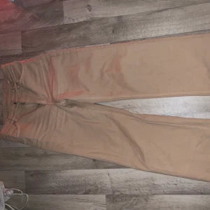 Beiga monki jeans yoko - Säljer mina beiga jeans från Monki i modellen Yoko!! Slutsålda online, as snygga. Storlek 27😜 köpte de för 400kr