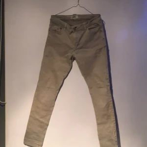 Chinos, från springfield, W32, skinny - Lite smutsiga på baksidan, gråa. Pris går att diskutera.