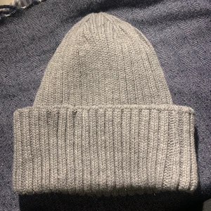 Mössa - Jättefin mössa från Lager 157, väldigt lik mössorna från Acne💛