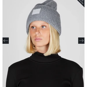 Acne mössa - Intressekoll!                                                                               Tänkte sälja min favorit mössa ifrån acne, då jag vill ha en ny färg.                                                                                    Fint skick, inga synliga skador eller fläckar!                  Säljer endast vid bra bud.                                                       Kan även tänka mig att byta (mot en neutral färg)!                                               Skriv vid intresse (fler bilder finns)🖤.                                      Bud på 680kr