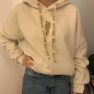  billie eilish huddie  - En helt ny huddie i jättebra skick ifrån HM köpte den för 250kr. Säljs nu för 90kr för att den inte används längre.
