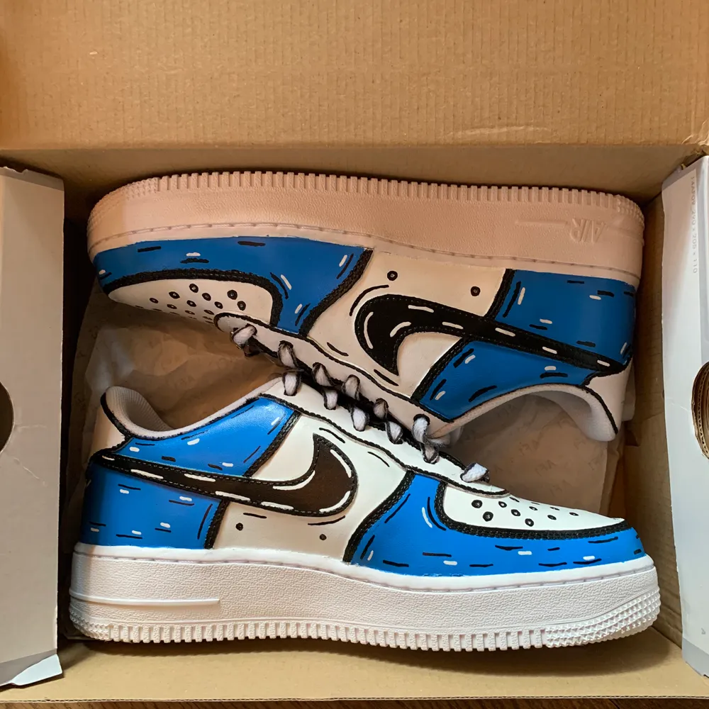 Ett par nya Nike air force 1 som jag målat i cartoon stil 💙 använder den bästa färgen på marknaden! Tar emot beställningar här och i dm, mw_customzz 🤍kommer ha en giveaway på valfri design vid 150 följare på insta💙priset är inkl frakt! 📦. Skor.