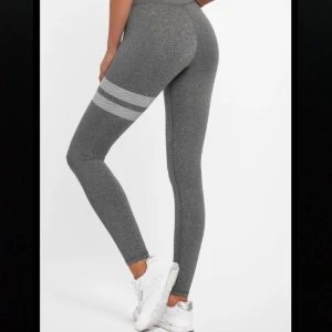 Träningsset, bh/tights budgivning - Stronger tränings set, bh/tights. Bh är samma model som bild 3 fast den är samma färg som tightsen💓 (400+frakt för top+tights)                              (Kan köpas var o försej)