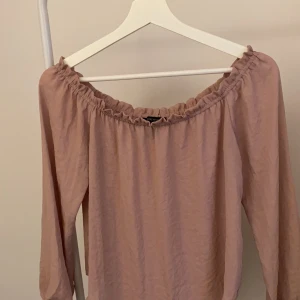 Off shoulder tröja - Jättefin off-shoulder tröja i en rosa ”nude”-färg. Har bara använt denna 2 gånger så skicket är som nytt. Frakten är inkluderad i priset. Skriv privat för frågor! :)