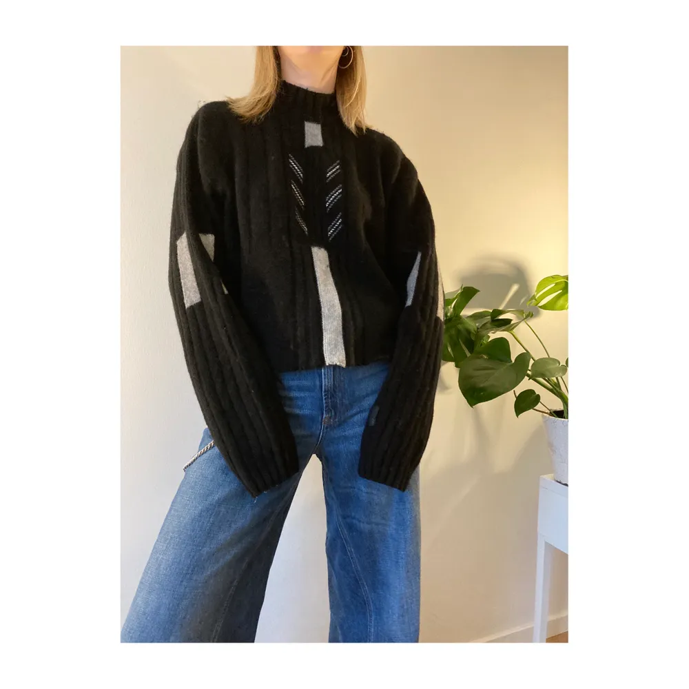 Cool cropped second hand sweater/knitwear. Fits a 36-38. Model size 36!. Stickat.