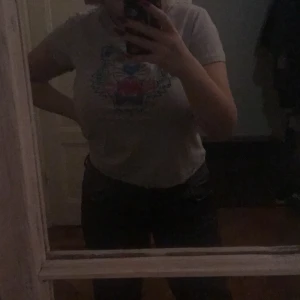 Kenzo t-shirt - Kenzo t-shirt str M, endast använd fåtal gånger, passar str S-L. Orginalpris 900kr