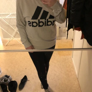 Addidas tröja - Säljer nu min addidas tröja som aldrig kommer till användning längre. Tyvärr har den några fläckar precis under märket(se bild). Där av ett lägre pris. Tröjan i sig är av en lite "längre" modell. Köparen står för frakten