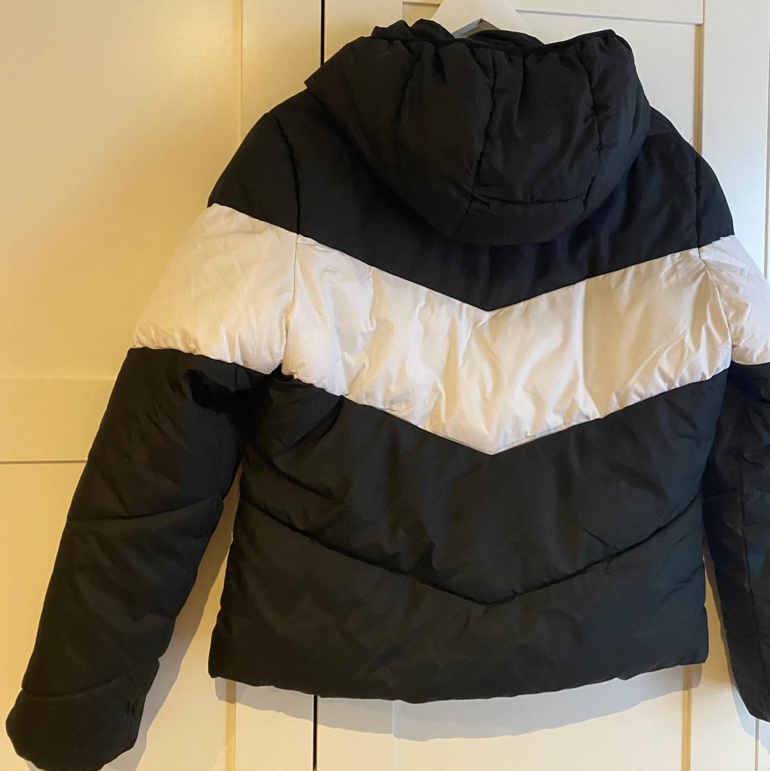 Svartvit jacka  - 90