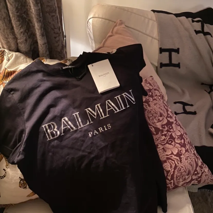 Balmain t-shirt i storlek XS köpt på arkivet secondhand på Östermalm i våras. Men då den är något liten till mig så har den inte kommit till användning. Taggsen sitter kvar och jag själv betalade 1100 för den på arkivet. . T-shirts.