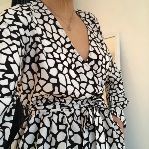 Blus - Säljer söt blus från NA-KD! Knappt använd. Sitter snyggt. Ordinarie pris: 350kr