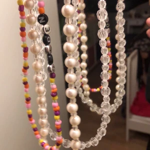 Handgjorda smycken - Hej! Jag säljer handgjorda smycken i mycket fin kvalite. Kom med egna idéer som färger, strl och text exempel. Pris 99 - 120kr . GRATIS FRAKT! 🐷🌸