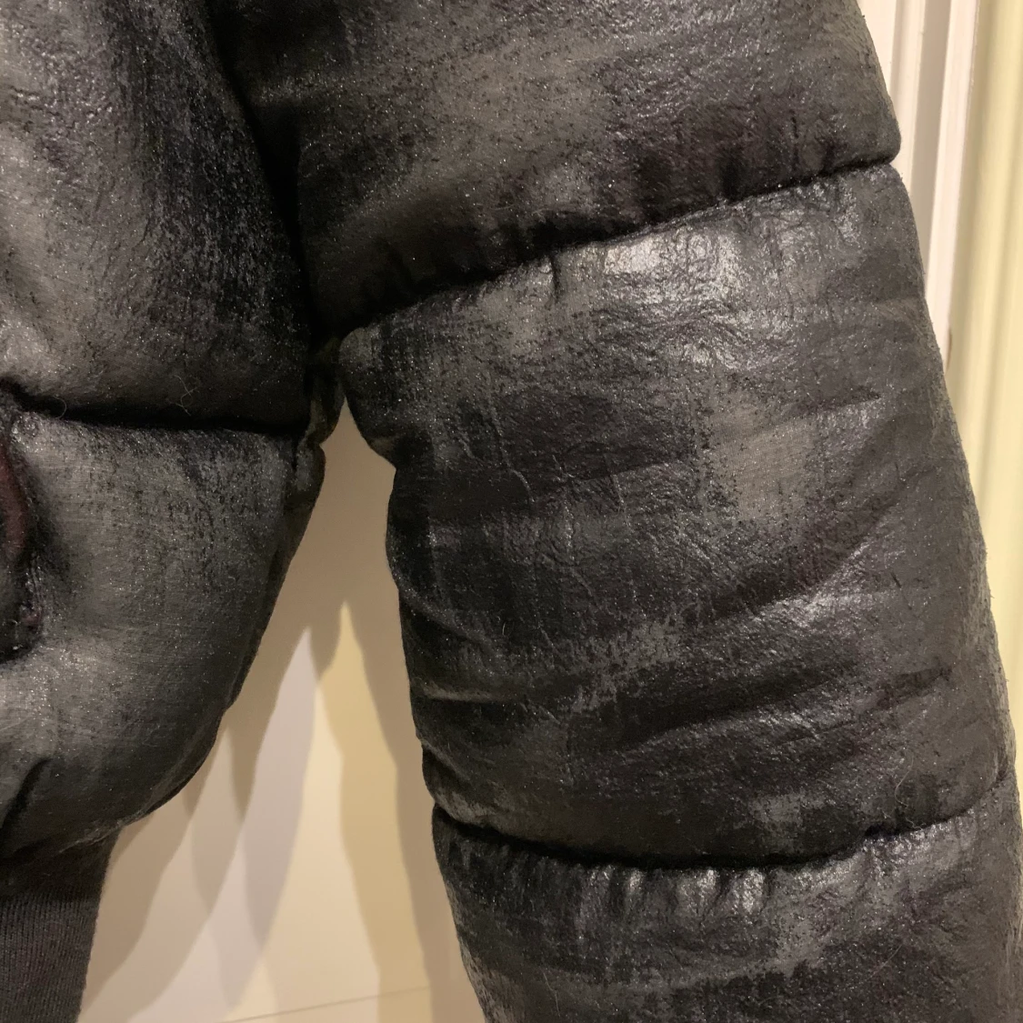 Svart och röd croppad vinterjacka  - 91