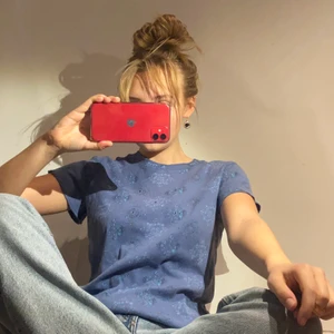 Blå t-shirt  - Jättefin blå t-shirt med rutigt mönster och stenar (färgen gör sig till rätta på bild 1&2). Bra kvalitet! Stl S men skulle även passa M