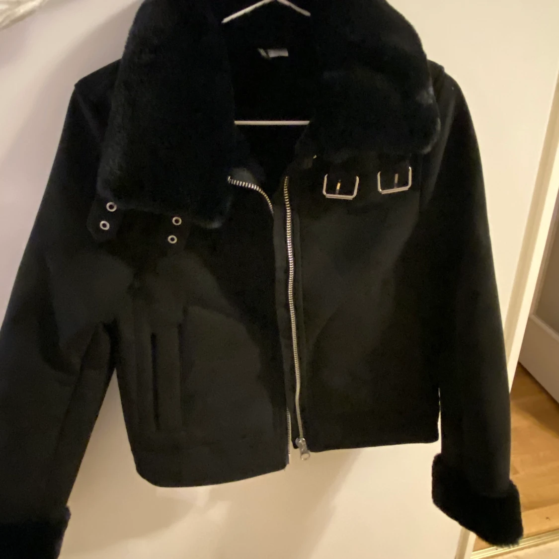 Fejk mocka jacka i svart och fuskpäls - 90