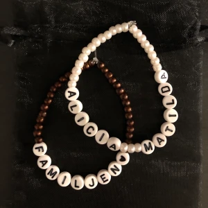 Armband  - Säljer handgjorda armband, just nu säljer jag ett armband för 30kr och två för 50kr då jag vill bli av med det som finns kvar, perfekt julklapp nu till julen🥰🥰 beställ med eget motiv 