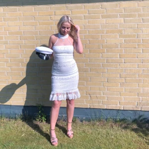 Spetsklänning  - Anvönd en gång superfin vit spetsklänning, dragkedja i ryggen. Köpt nypris 799kr från dennis maglic säljer för 250kr