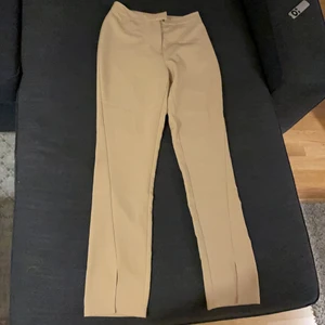 Beiga byxor  - Beiga kostymbyxor med en slit framåt. Kan ej ta kort med dom på för dom passar inte längre. Frakt ingår