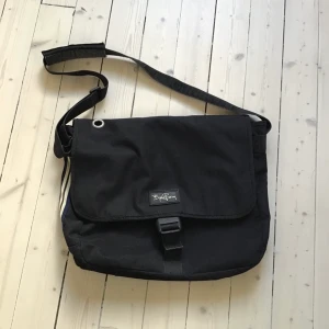 Axelremsväska  - 35x45, sent 1980tal!