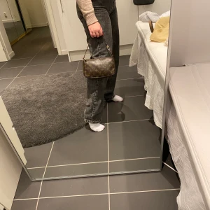 Louis Vuitton pochette/väska (ÄKTA) - En äkta Luis Vuitton pochette som idag är slutsåld. Ordinarie pris: 5 600kr.  Skicka meddelande för fler bilder samt äkthetsbevis. 3000kr inklusive frakt. 