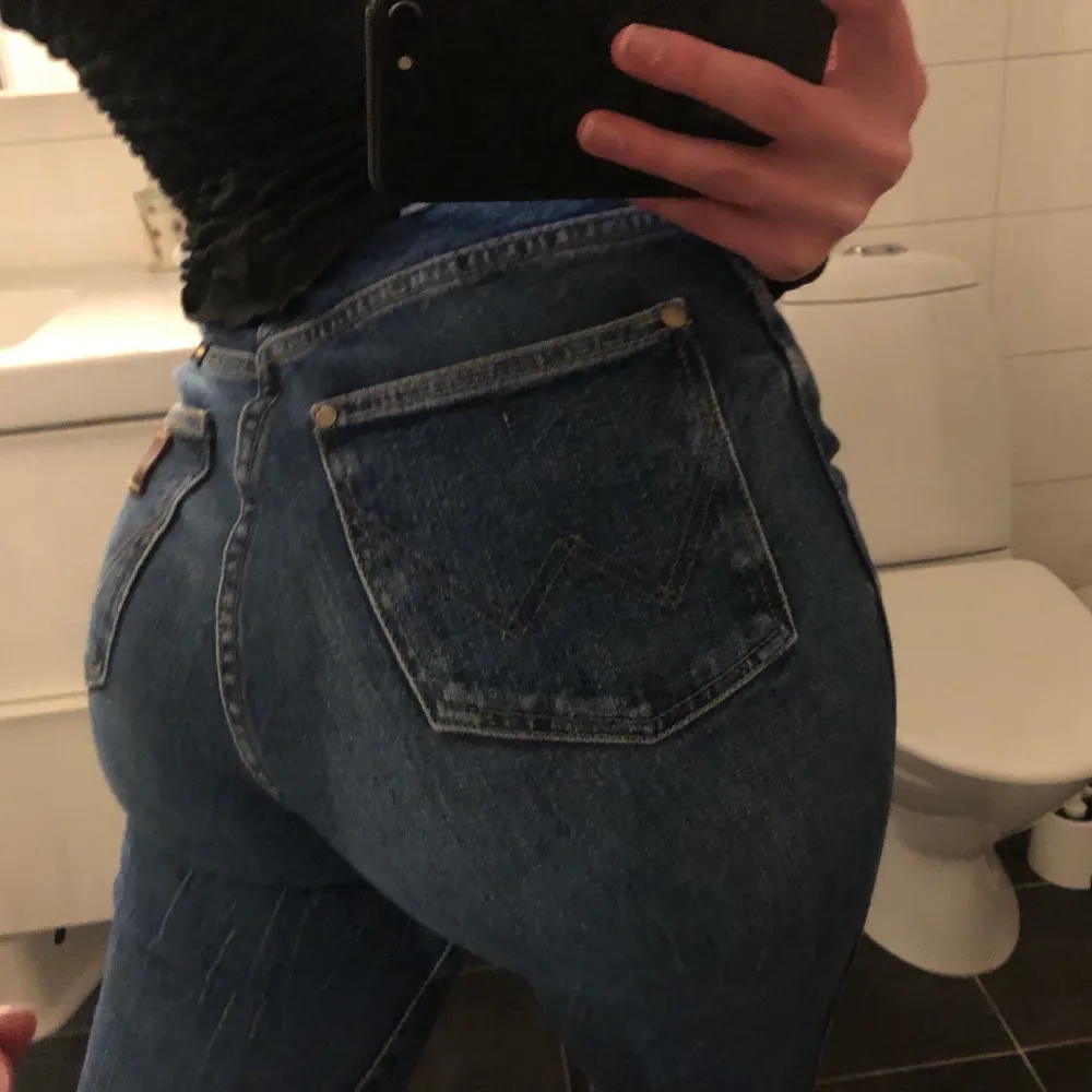 💫 Jeans från wrangler i oklar storlek, small/waist 26 ungefär. Något kortare men har sprättats upp för att bli längre, därav fransarna nertill. Jag är 173cm.(Går att sy upp igen) pris:200kr. Skriv vid frågor eller fler bilder💫. Farkut & Housut.