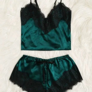 pyjamas sett  - Super fint pyjamas sett! Men passar tyvärr inte då den var väldigt liten i storlek så skulle säga att det är en s/m , köpt för 129kr säljer för 100kr + frakt då det endast är testat☺️