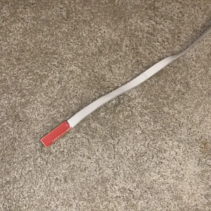 Tommy Hilfiger skärp - Jättefint Tommy Hilfiger skärp (äkta) det är 85cm långt med 5 hål. 