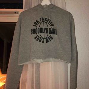 Croppad hoodie - Kort grå hoodie från h&m, sluta ungefär vid naveln. Najs luva och långa ärmar. Köpt för 200 kr för 2-3 år sen