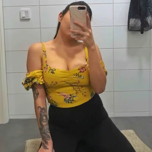  - aldrig använd, endast provad. 100% viskos. inte så stretchig, har dragkedja på sidan. har vanligtvis S/M i tröjor men har boobs som behöver plats :)