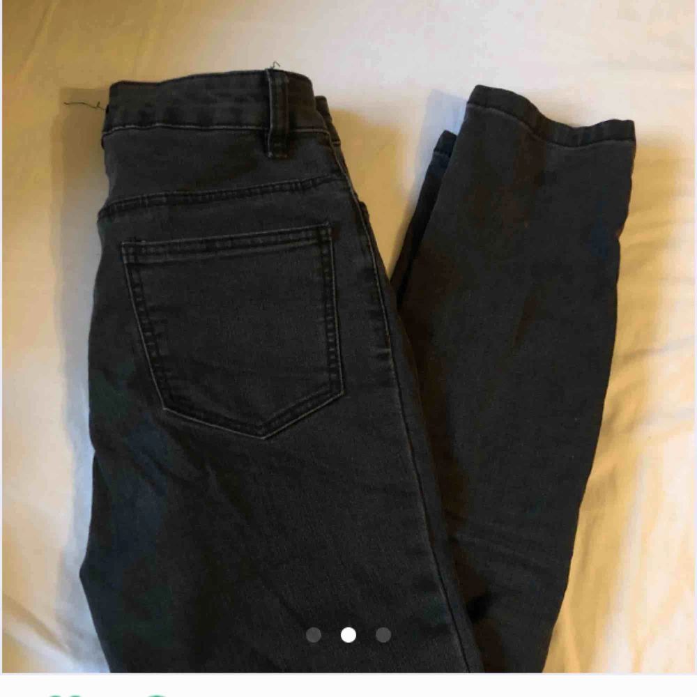 Köptes här på Plick, från nakd ,försmå för mig så jag säljer de, skit snygga om de då inte var så så små på mig, frakt tillkommer med 50kr. Jeans & Byxor.