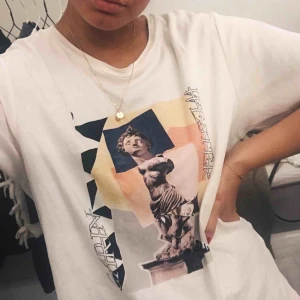  - En vit t-shirt med tryck från Carin Wester. Den är använd ett fåtal gånger. 