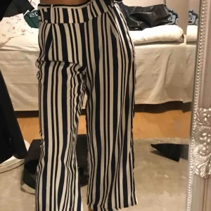  - Fina randiga byxor från zara som är superbekväma. Det är en storlek XS och de är knappt använda!