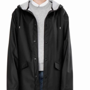  - Sune Weekday regnkappa i svart. Knappt använd  stl xs  skickas mot betalning 63kr skicka lätt alt avhätnimg majorna 