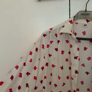 En tunn skjorta med små blommor. Superskön och ”luftig”! Köpt i Spanien i secondhand butik.