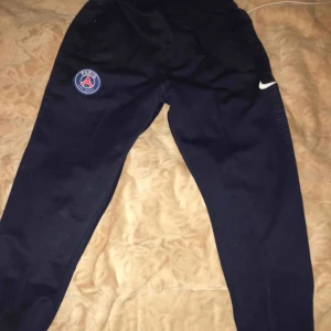  - HELT NYA aldrig använd Storlek S men sitter tajt på bena Mörkblå färg