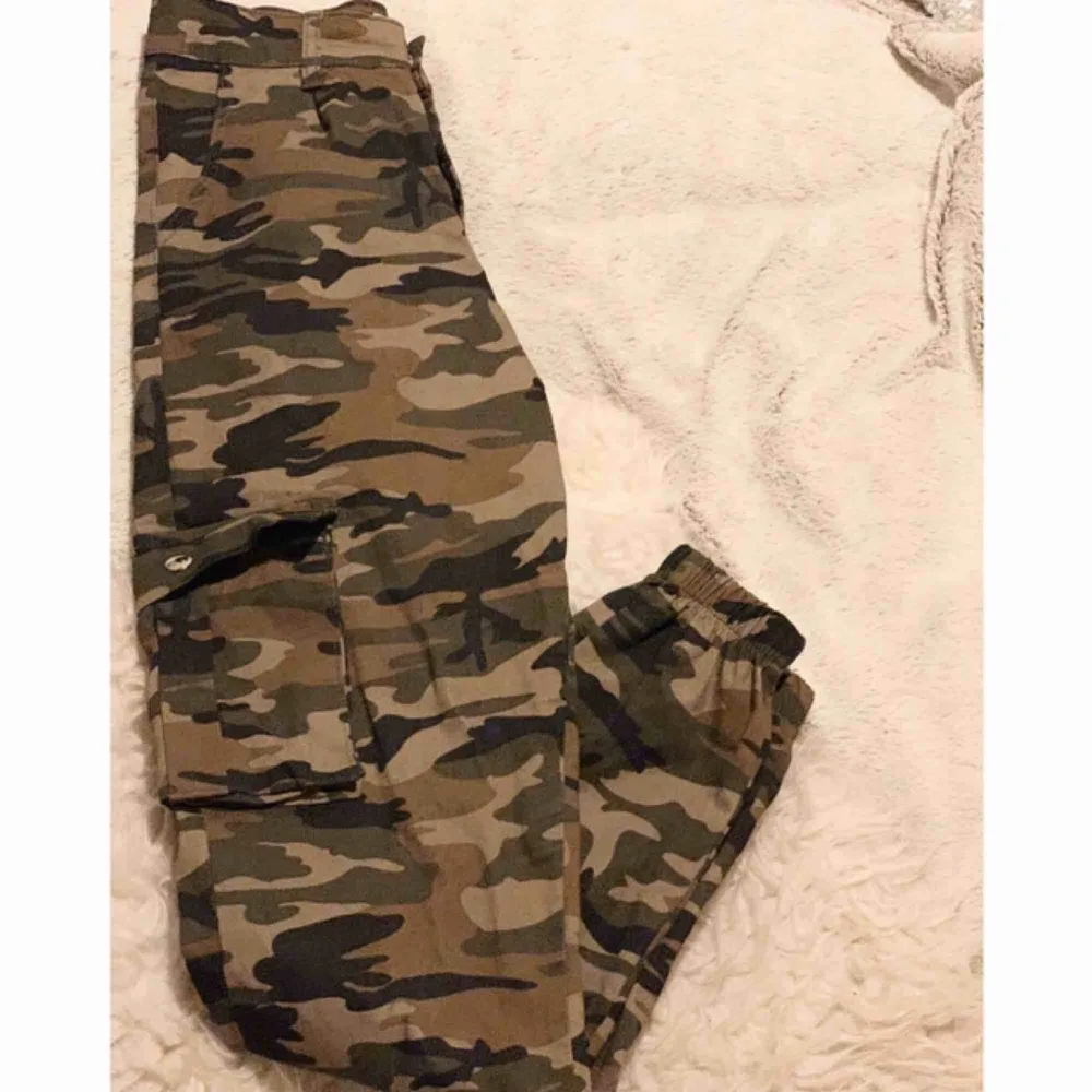 Säljer nu dessa camouflage byxor, använda endast 3 gånger. Kan mötas upp i Avesta, hedemora annars så står köparen för frakten!. Jeans & Byxor.