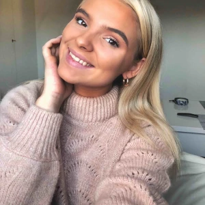  - Mysig stickad tröja som inte sticks! Har en likadan i vit därför jag säljer! Frakten ingår i priset ❤️ stor efterfrågan så därför 150 kr nu. Men frakten ingår fortfarande!