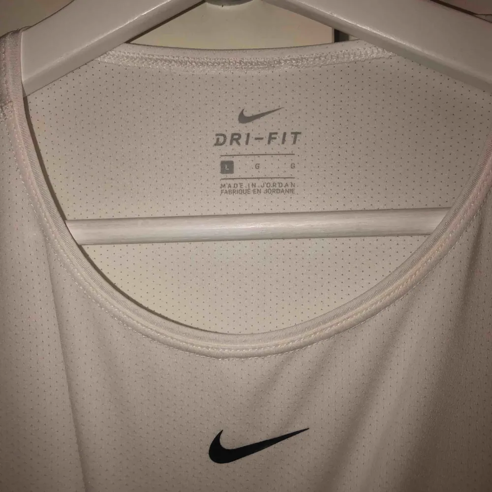 Träningströja från Nike, aldrig använd! 💓 Frakt tillkommer och betalning sker via swish! Skicka för mer info. T-shirts.