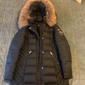  - Rockandblue vinterjacka säljes p.g.a blivit liten. Användes endast en säsong.  Kan fraktas mot betalning. 