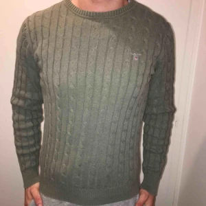  - Stickad Gant-tröja i otroligt bra skick, storlek: M Färg: militärgrönt 
