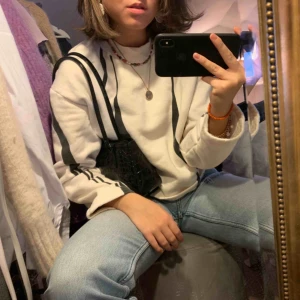  - Säljer denna supersnygga tröja från weekday! Off-white färg med coola svarta detaljer, passar till i princip allt! Fraktar eller möts upp i Stockholm!😊💓💞