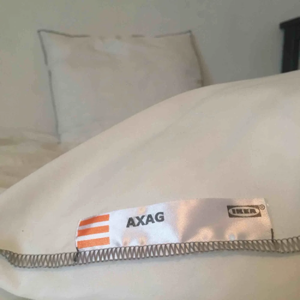 2 Ikea pillows AXAG  Only used for less then four months As good as new. Övrigt.