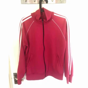  - Rosa/vit långärmad tröja med dragkedja. Storlek M. 60 kr inklusive frakt.  Betalning sker via Swish. 