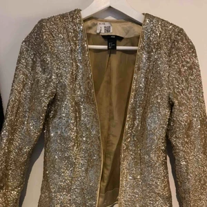  - Glammig festkavaj täckt av varm-silvriga minipaljetter. Perfekt till nyårsfesten!   Kan skicka mot fraktbetalning