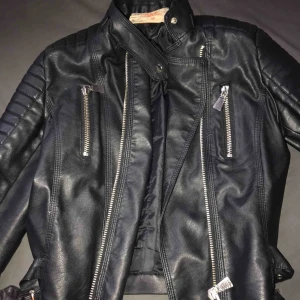  - Chiquelle jacka  Använd men fortfarande fräsch Storlek 38   