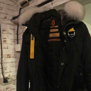  - Parajumper jacka i nyskick med alla lappar kvar, fin jacka med vit päls  Priset kan diskuteras vid snabb affär  Modell: Righthand Färg: Svart Storlek: Medium