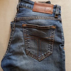  - Modell Wendy, tighta med stretch  Endast provade vid några tillfällen, säljer då de är för små för mig. Man får en supersnygg rumpa i dessa jeans!